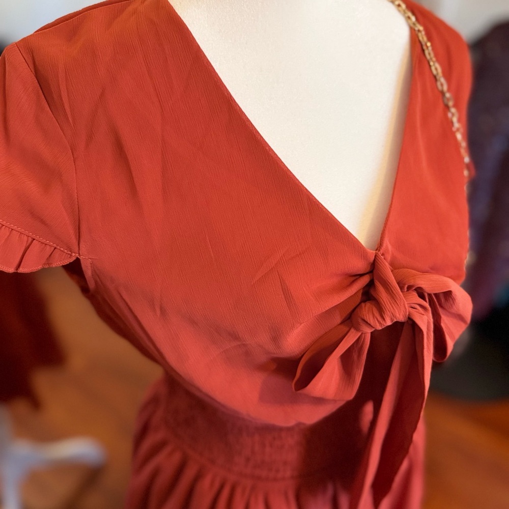 Elegant Red Dress with Bow Detail - Picture 2 of 4